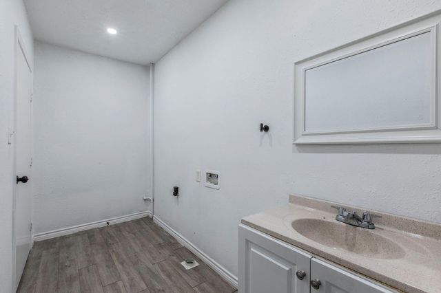 301 E Dumble Street, Alvin, TX 77511