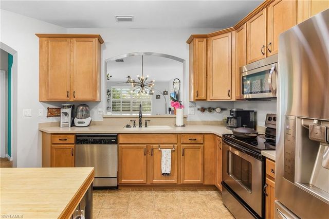 2427 Laurentina LN, Cape Coral, FL 33909