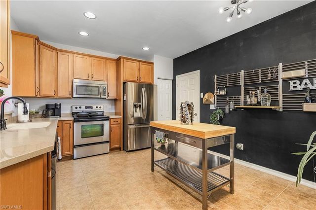 2427 Laurentina LN, Cape Coral, FL 33909