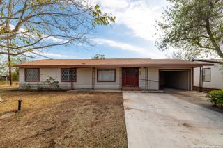 908 Broadway, Jourdanton, TX 78026