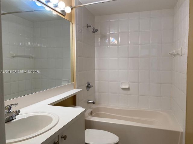 8060 N Nob Hill Rd 203, Tamarac, FL 33321