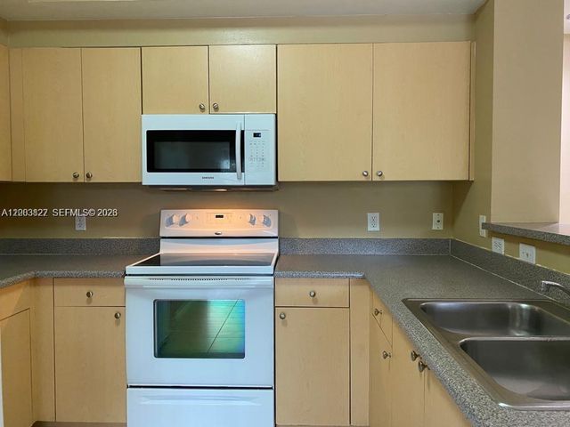 8060 N Nob Hill Rd 203, Tamarac, FL 33321