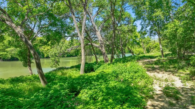 665 SH 230 Loop, Smithville, TX 78957