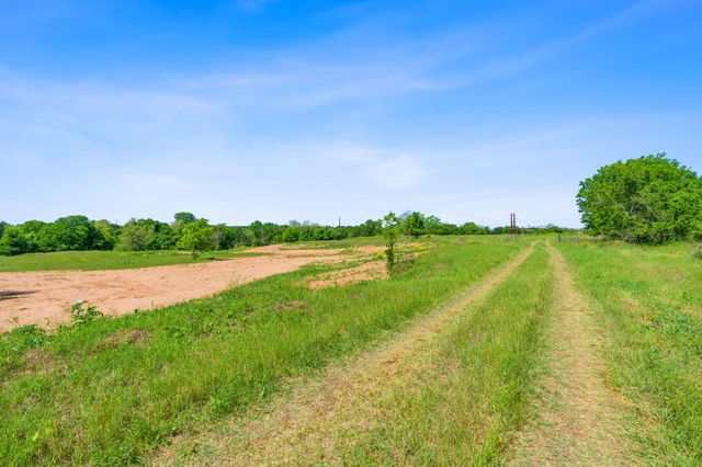 665 SH 230 Loop, Smithville, TX 78957