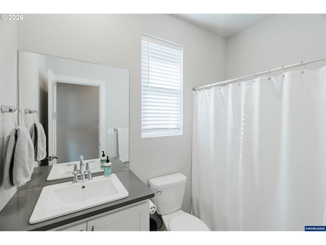 210 WALNUT St, Mt Angel, OR 97362