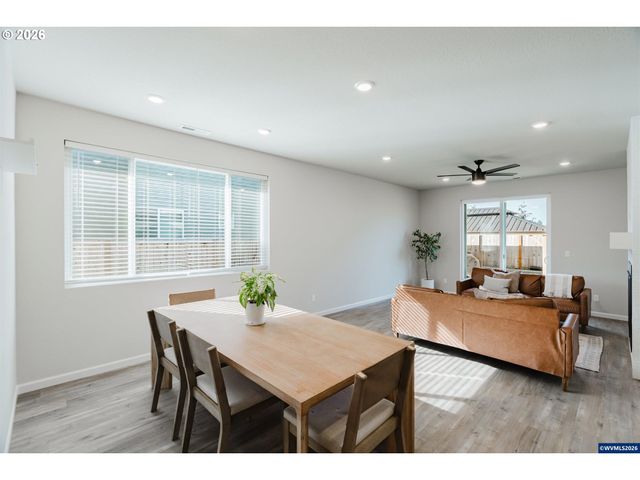 210 WALNUT St, Mt Angel, OR 97362