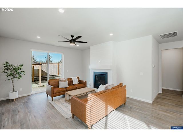 210 WALNUT St, Mt Angel, OR 97362