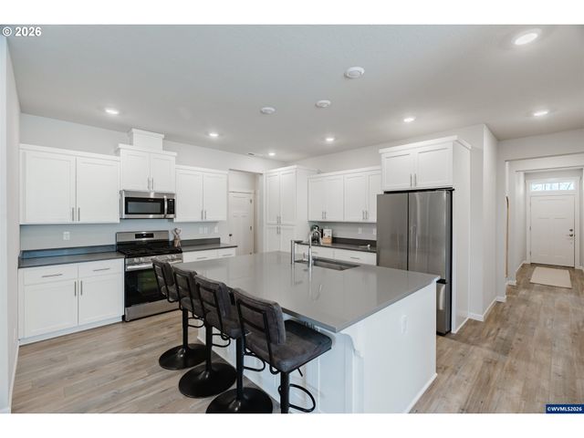 210 WALNUT St, Mt Angel, OR 97362