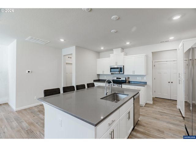 210 WALNUT St, Mt Angel, OR 97362