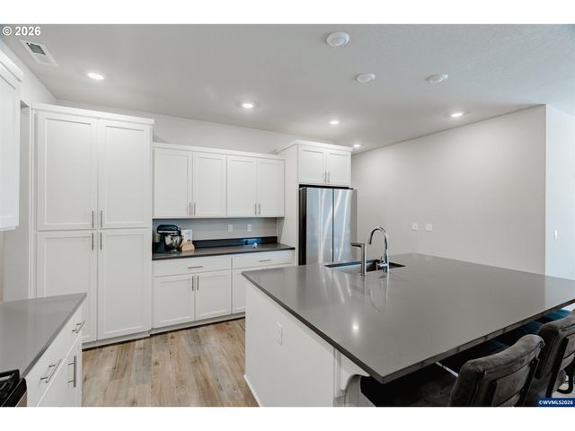 210 WALNUT St, Mt Angel, OR 97362