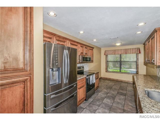 5184 S Riverview Circle, Homosassa, FL 34448