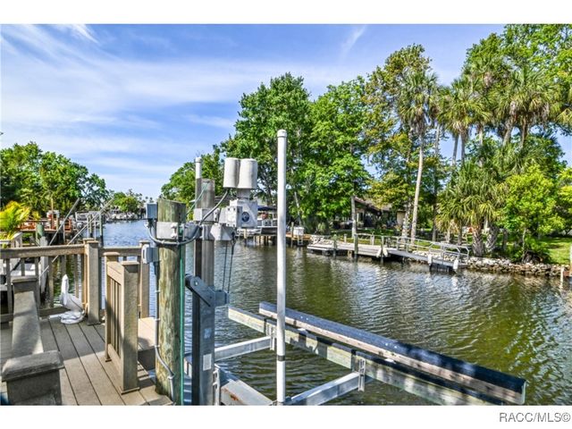 5184 S Riverview Circle, Homosassa, FL 34448