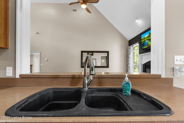 7908 Princess Wood Ct, Louisville, KY 40214