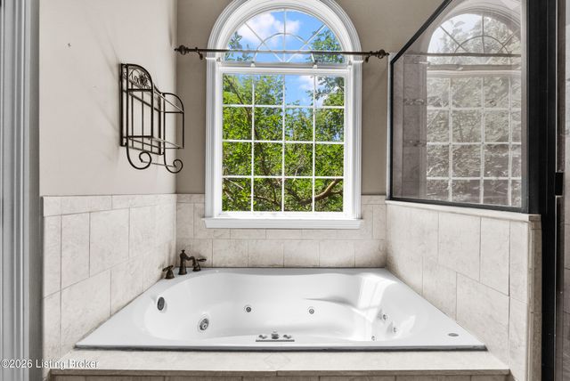 7908 Princess Wood Ct, Louisville, KY 40214