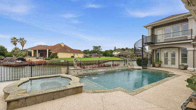 9305 Old River Court E, Montgomery, TX 77356