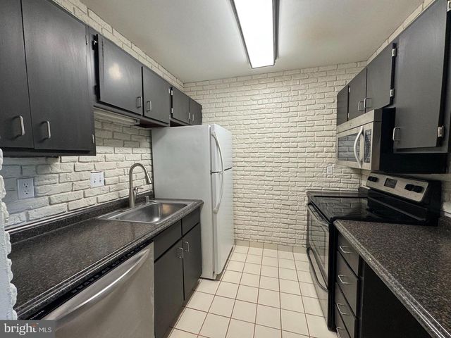 5428-D1 VALLEY GREEN DR, Wilmington, DE 19808
