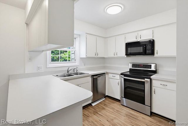 8320 Hillpoint Drive, Brighton, MI 48116