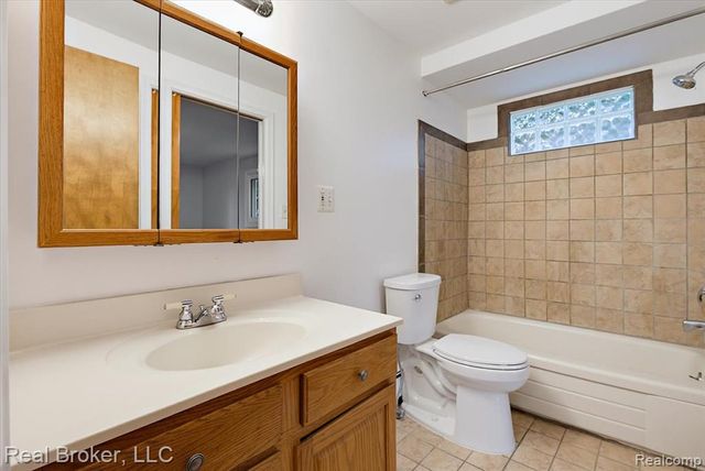 8320 Hillpoint Drive, Brighton, MI 48116