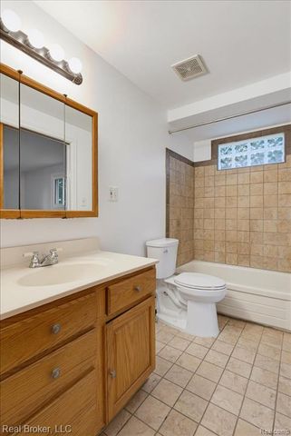 8320 Hillpoint Drive, Brighton, MI 48116