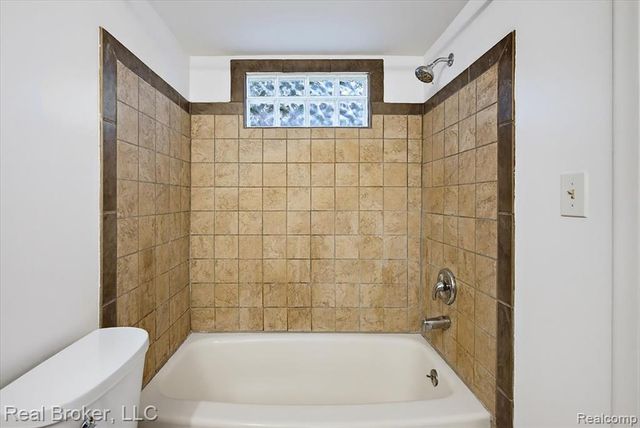 8320 Hillpoint Drive, Brighton, MI 48116