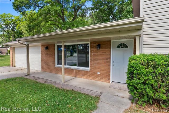 8320 Hillpoint Drive, Brighton, MI 48116