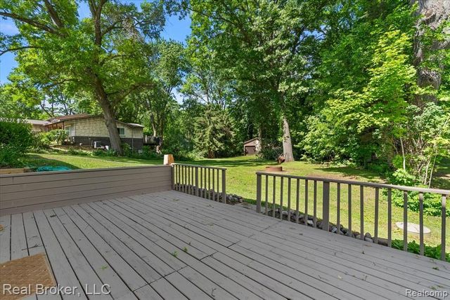8320 Hillpoint Drive, Brighton, MI 48116