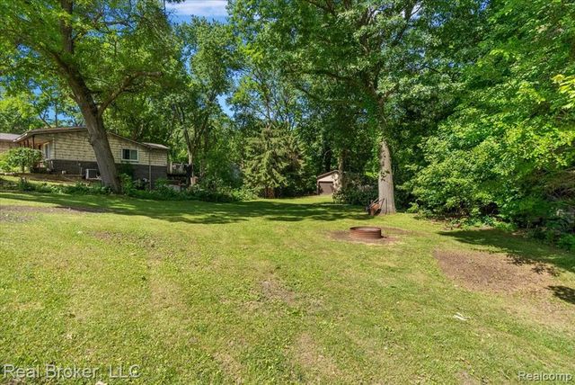 8320 Hillpoint Drive, Brighton, MI 48116