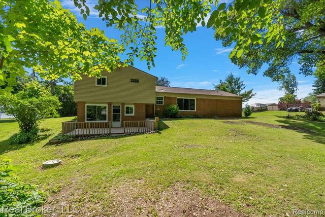 8320 Hillpoint Drive, Brighton, MI 48116