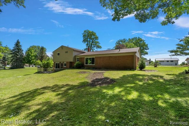 8320 Hillpoint Drive, Brighton, MI 48116