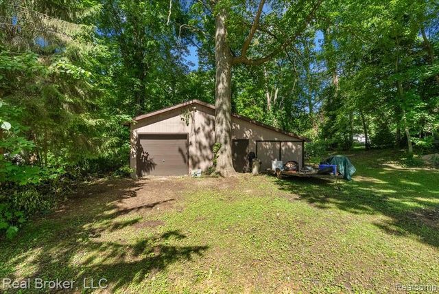 8320 Hillpoint Drive, Brighton, MI 48116