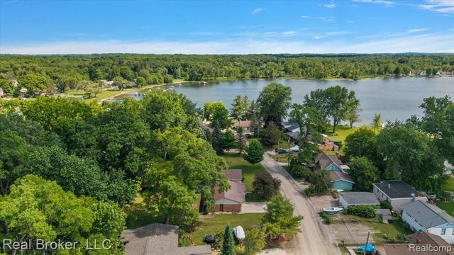 8320 Hillpoint Drive, Brighton, MI 48116