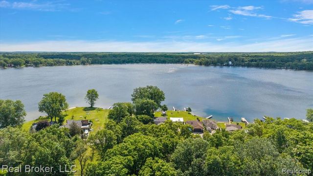 8320 Hillpoint Drive, Brighton, MI 48116
