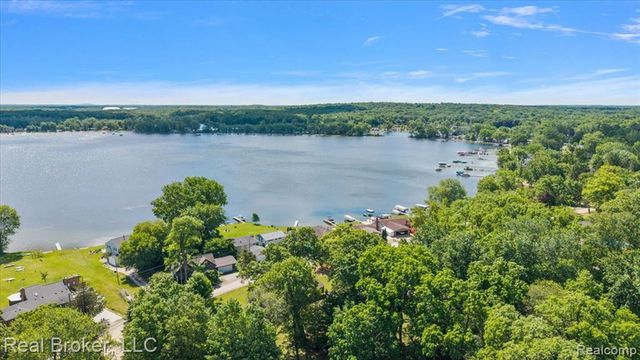 8320 Hillpoint Drive, Brighton, MI 48116