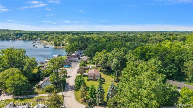 8320 Hillpoint Drive, Brighton, MI 48116