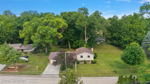 8320 Hillpoint Drive, Brighton, MI 48116