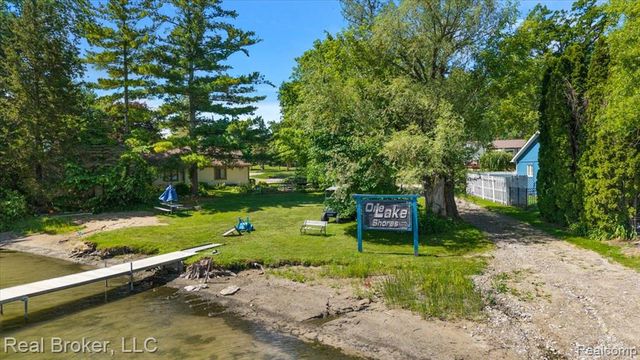 8320 Hillpoint Drive, Brighton, MI 48116