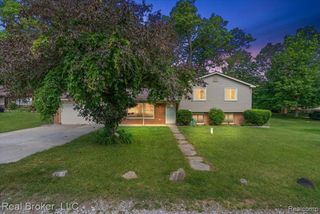 8320 Hillpoint Drive, Brighton, MI 48116