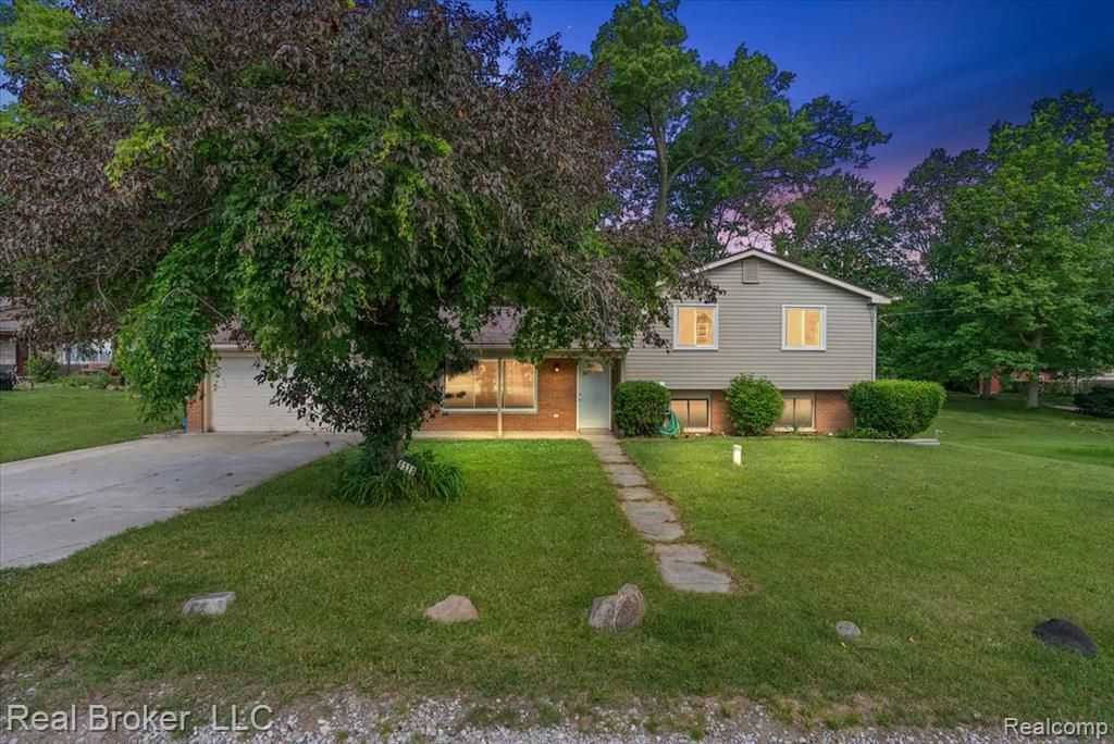 8320 Hillpoint Drive, Brighton, MI 48116