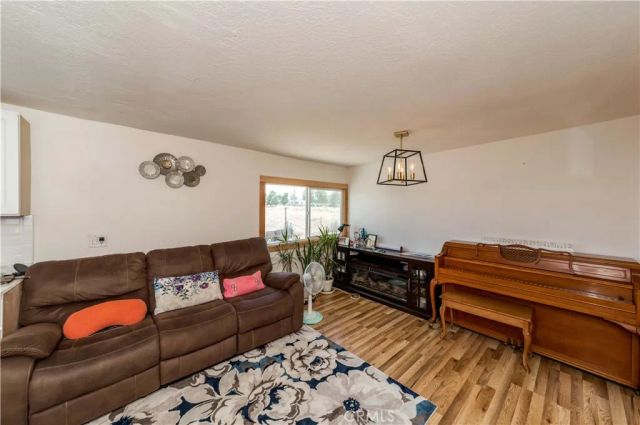 7127 Phelan Road, Phelan, CA 92371