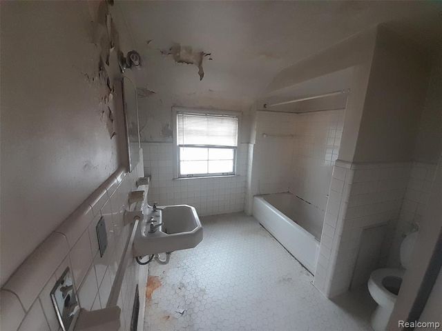 2597 W 8 Mile Road, Detroit, MI 48221