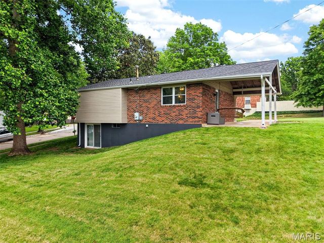 1001 Dorne Drive, Manchester, MO 63021