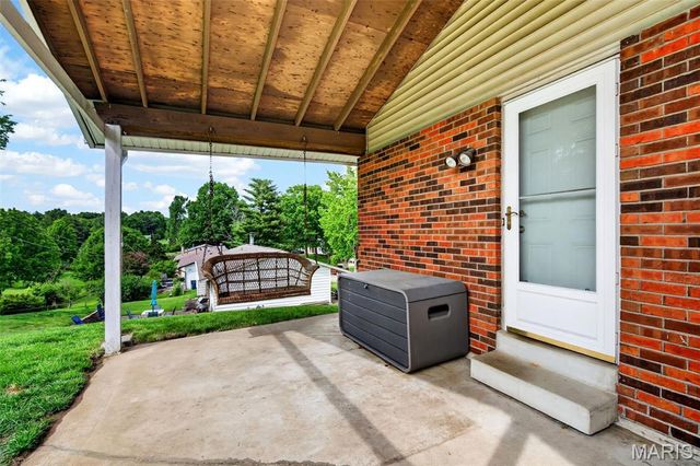 1001 Dorne Drive, Manchester, MO 63021