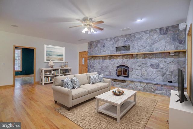 813 BLACKS HILL RD, Great Falls, VA 22066