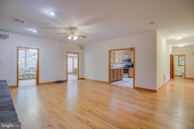 813 BLACKS HILL RD, Great Falls, VA 22066