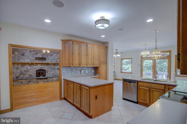 813 BLACKS HILL RD, Great Falls, VA 22066