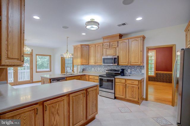 813 BLACKS HILL RD, Great Falls, VA 22066