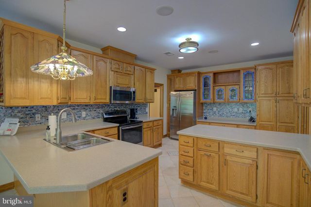 813 BLACKS HILL RD, Great Falls, VA 22066