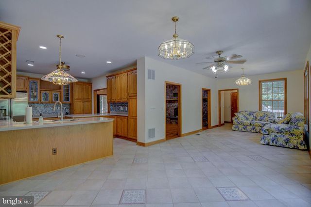 813 BLACKS HILL RD, Great Falls, VA 22066