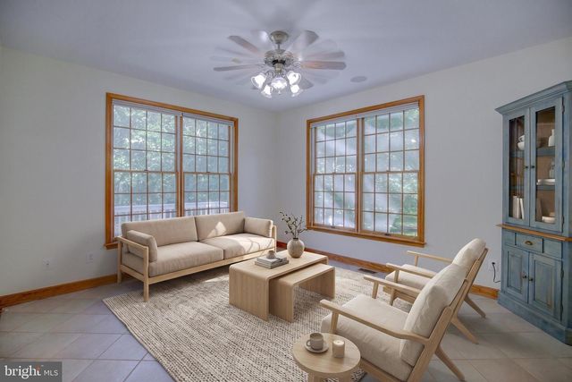 813 BLACKS HILL RD, Great Falls, VA 22066