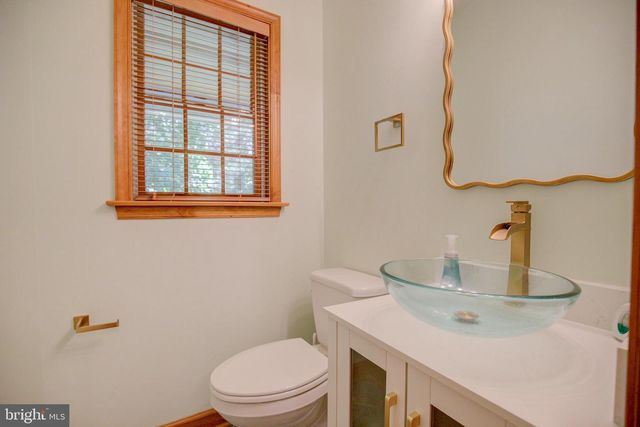 813 BLACKS HILL RD, Great Falls, VA 22066